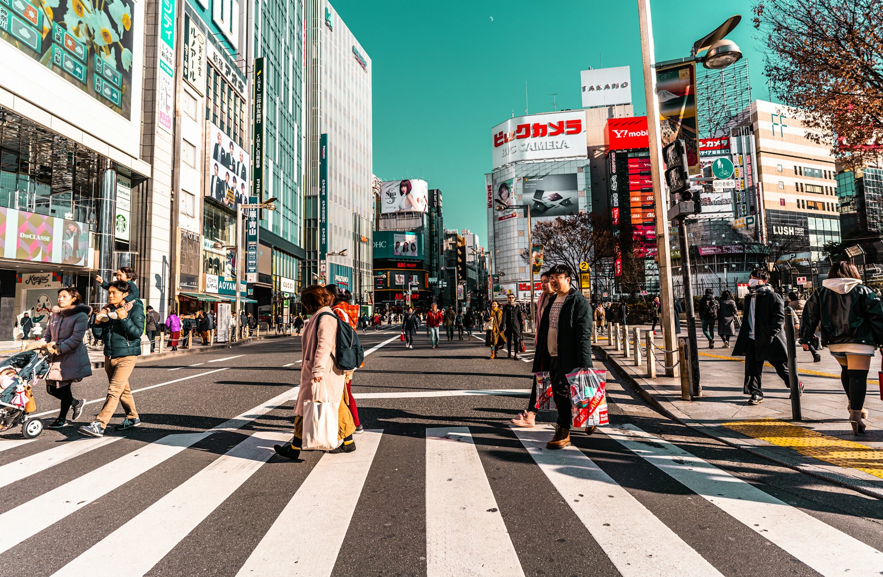 人が行き交う日本の街の交差点