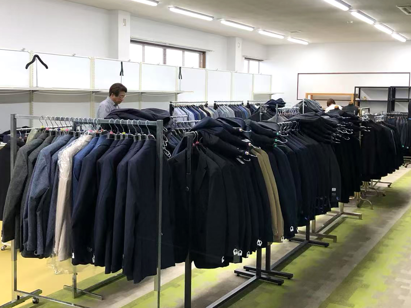 会場の様子（スーツの売り場）